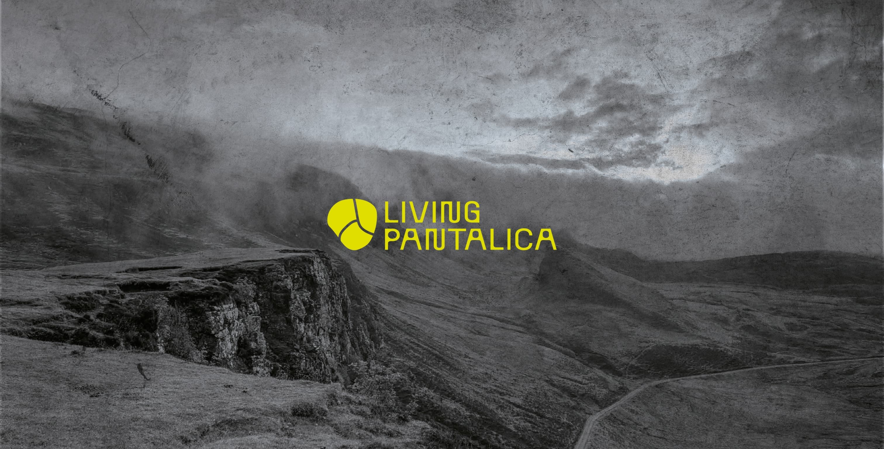 Paesaggio montano di Pantalica con il logo Living Pantalica