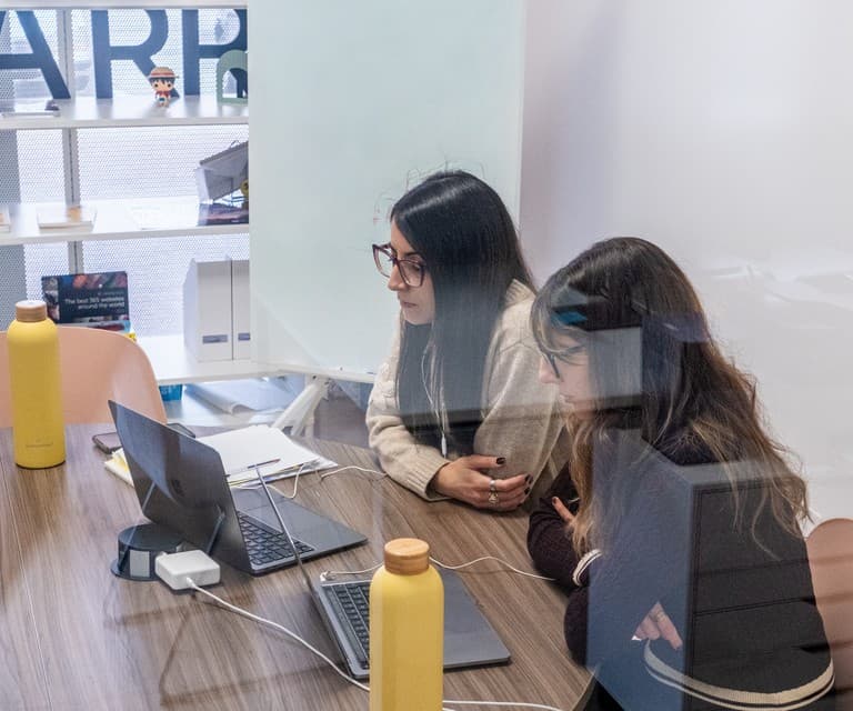 Due persone del team al lavoro alla scrivania