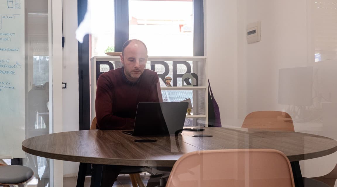 Un membro del team al lavoro in ufficio