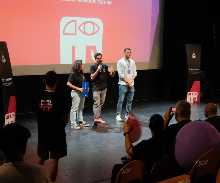 Il team BARR Digital sul palco a ĒTHNA 2025, Catania
